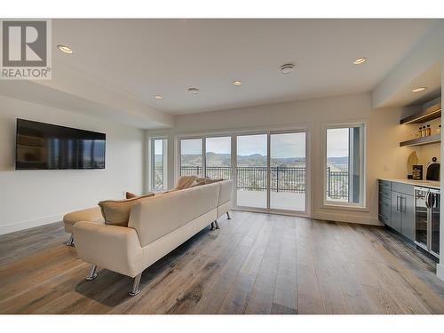 737 Highpointe Drive, Kelowna, BC - Indoor Photo Showing Living Room