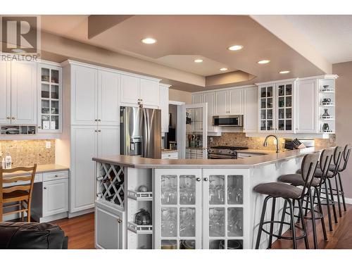 843 Woodhaven Court, Kelowna, BC - Indoor Photo Showing Kitchen With Upgraded Kitchen