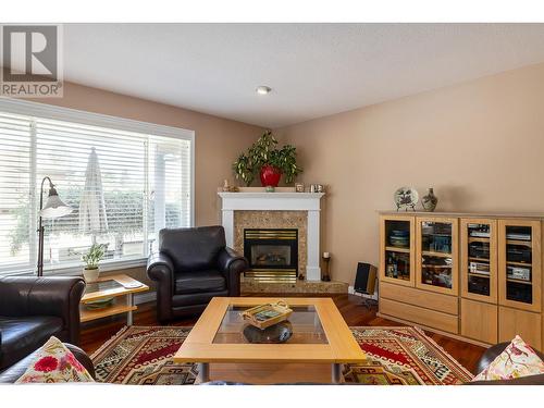 843 Woodhaven Court, Kelowna, BC - Indoor Photo Showing Living Room With Fireplace