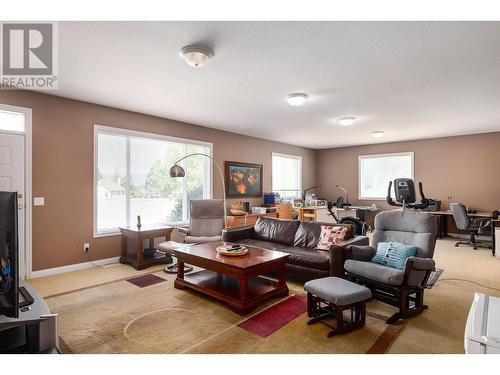 843 Woodhaven Court, Kelowna, BC - Indoor Photo Showing Living Room