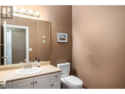 843 Woodhaven Court, Kelowna, BC - Indoor Photo Showing Bathroom