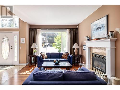 843 Woodhaven Court, Kelowna, BC - Indoor Photo Showing Living Room With Fireplace