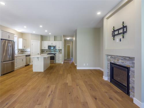 136-1675 Penticton Avenue, Penticton, BC - Indoor Photo Showing Kitchen With Fireplace