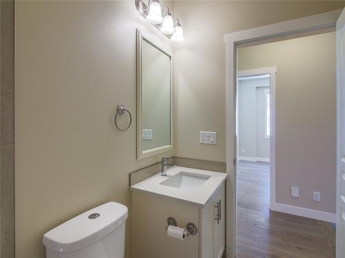 136-1675 Penticton Avenue, Penticton, BC - Indoor Photo Showing Bathroom