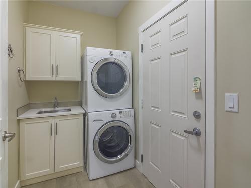 136-1675 Penticton Avenue, Penticton, BC - Indoor Photo Showing Laundry Room