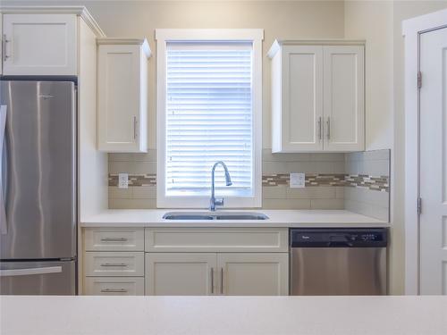 136-1675 Penticton Avenue, Penticton, BC - Indoor Photo Showing Kitchen With Double Sink