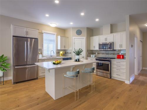 136-1675 Penticton Avenue, Penticton, BC - Indoor Photo Showing Kitchen With Upgraded Kitchen