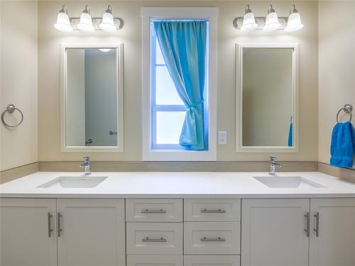 136-1675 Penticton Avenue, Penticton, BC - Indoor Photo Showing Bathroom