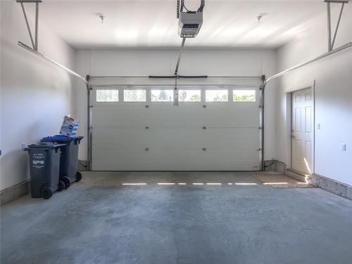 136-1675 Penticton Avenue, Penticton, BC - Indoor Photo Showing Garage