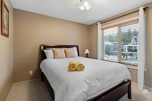 6953 Terazona Drive, Kelowna, BC - Indoor Photo Showing Bedroom