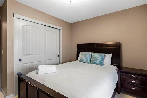 6953 Terazona Drive, Kelowna, BC - Indoor Photo Showing Bedroom