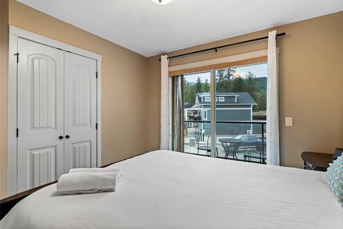 6953 Terazona Drive, Kelowna, BC - Indoor Photo Showing Bedroom