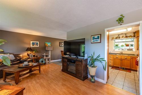 8517 Tomlin Street, Summerland, BC - Indoor Photo Showing Living Room