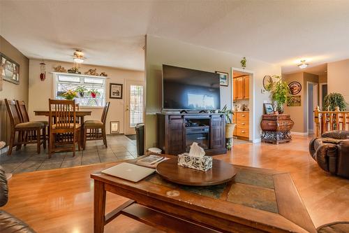 8517 Tomlin Street, Summerland, BC - Indoor Photo Showing Living Room