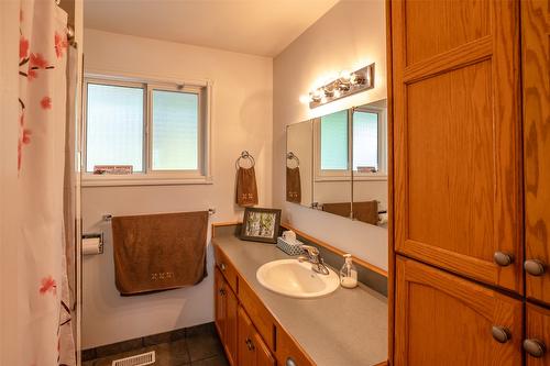 8517 Tomlin Street, Summerland, BC - Indoor Photo Showing Bathroom