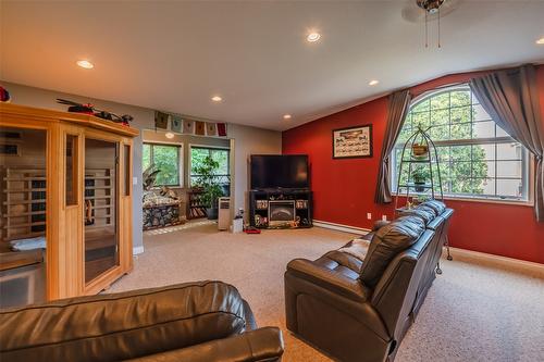 8517 Tomlin Street, Summerland, BC - Indoor Photo Showing Living Room