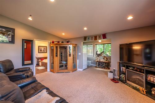 8517 Tomlin Street, Summerland, BC - Indoor Photo Showing Other Room