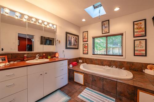 8517 Tomlin Street, Summerland, BC - Indoor Photo Showing Bathroom