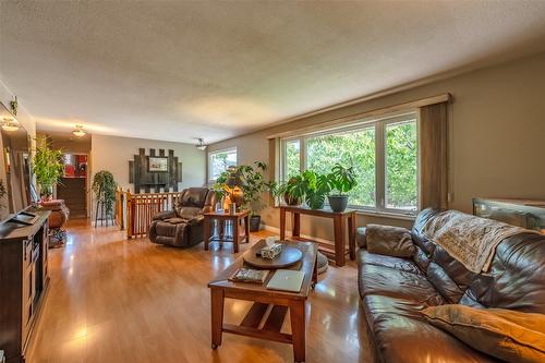 8517 Tomlin Street, Summerland, BC - Indoor Photo Showing Living Room