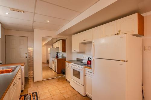 8517 Tomlin Street, Summerland, BC - Indoor Photo Showing Kitchen