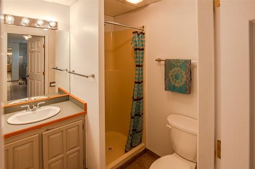 8517 Tomlin Street, Summerland, BC - Indoor Photo Showing Bathroom