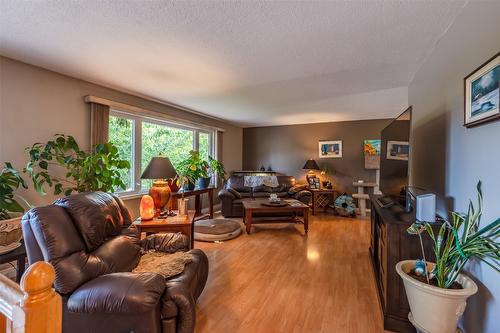 8517 Tomlin Street, Summerland, BC - Indoor Photo Showing Living Room