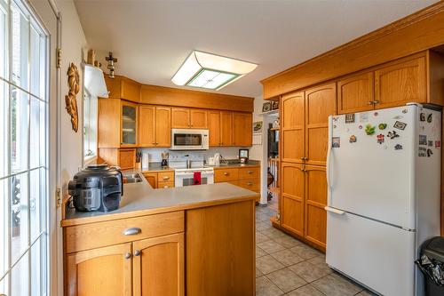 8517 Tomlin Street, Summerland, BC - Indoor Photo Showing Kitchen