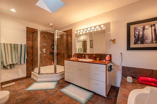 8517 Tomlin Street, Summerland, BC - Indoor Photo Showing Bathroom