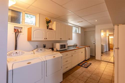 8517 Tomlin Street, Summerland, BC - Indoor Photo Showing Laundry Room