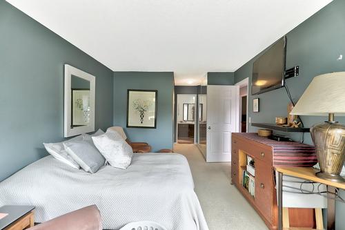 1749 Highland Drive, Kelowna, BC - Indoor Photo Showing Bedroom