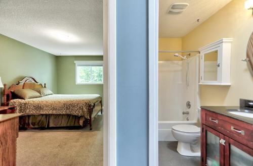 1749 Highland Drive, Kelowna, BC - Indoor Photo Showing Bathroom