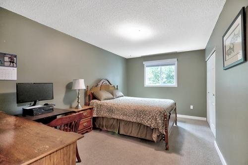 1749 Highland Drive, Kelowna, BC - Indoor Photo Showing Bedroom