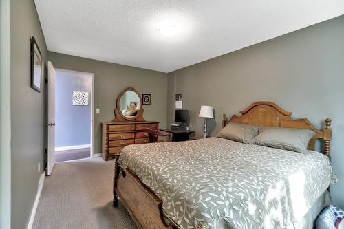 1749 Highland Drive, Kelowna, BC - Indoor Photo Showing Bedroom