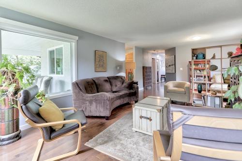 1749 Highland Drive, Kelowna, BC - Indoor Photo Showing Living Room