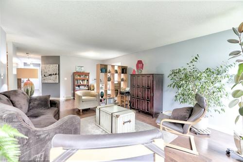 1749 Highland Drive, Kelowna, BC - Indoor Photo Showing Living Room