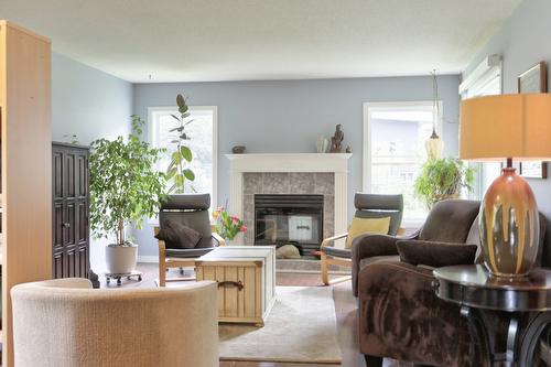 1749 Highland Drive, Kelowna, BC - Indoor Photo Showing Living Room With Fireplace