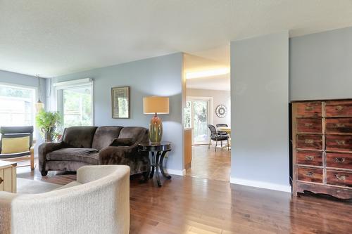 1749 Highland Drive, Kelowna, BC - Indoor Photo Showing Living Room