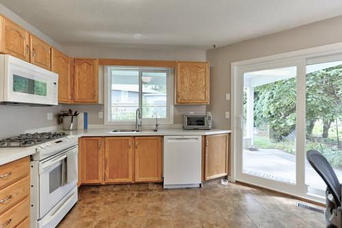 1749 Highland Drive, Kelowna, BC - Indoor Photo Showing Kitchen With Double Sink