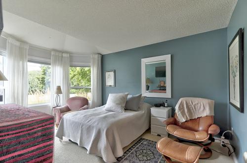 1749 Highland Drive, Kelowna, BC - Indoor Photo Showing Bedroom