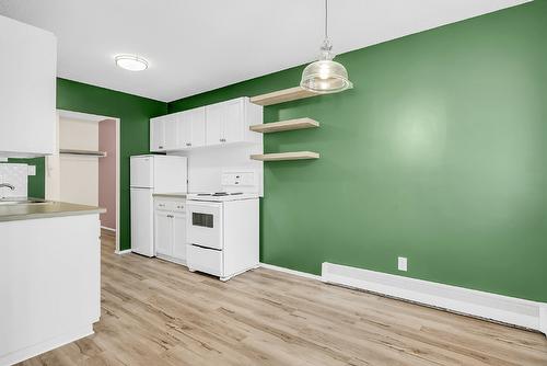 301-150 Scarboro Road, Kelowna, BC - Indoor Photo Showing Kitchen