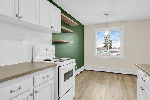 301-150 Scarboro Road, Kelowna, BC - Indoor Photo Showing Kitchen