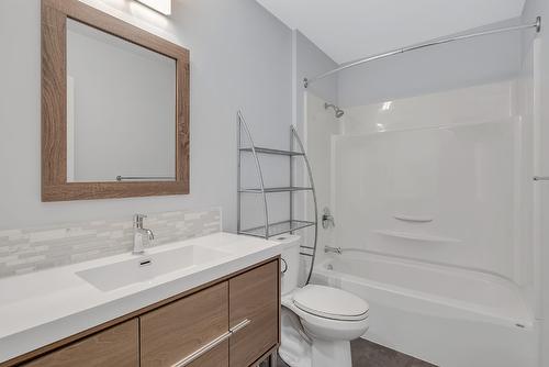 301-150 Scarboro Road, Kelowna, BC - Indoor Photo Showing Bathroom