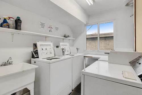 301-150 Scarboro Road, Kelowna, BC - Indoor Photo Showing Laundry Room