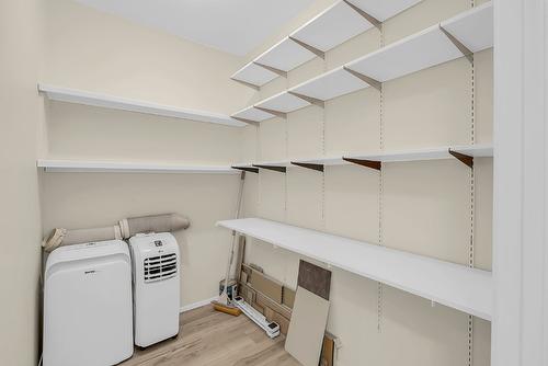 301-150 Scarboro Road, Kelowna, BC - Indoor Photo Showing Laundry Room