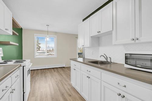 301-150 Scarboro Road, Kelowna, BC - Indoor Photo Showing Kitchen