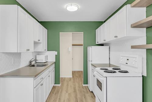 301-150 Scarboro Road, Kelowna, BC - Indoor Photo Showing Kitchen