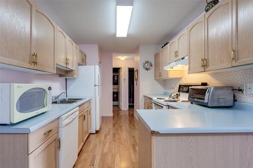 216-3163 Richter Street, Kelowna, BC - Indoor Photo Showing Kitchen With Double Sink