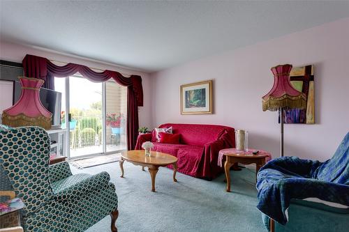 216-3163 Richter Street, Kelowna, BC - Indoor Photo Showing Living Room