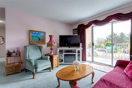 216-3163 Richter Street, Kelowna, BC - Indoor Photo Showing Living Room