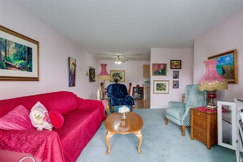 216-3163 Richter Street, Kelowna, BC - Indoor Photo Showing Living Room